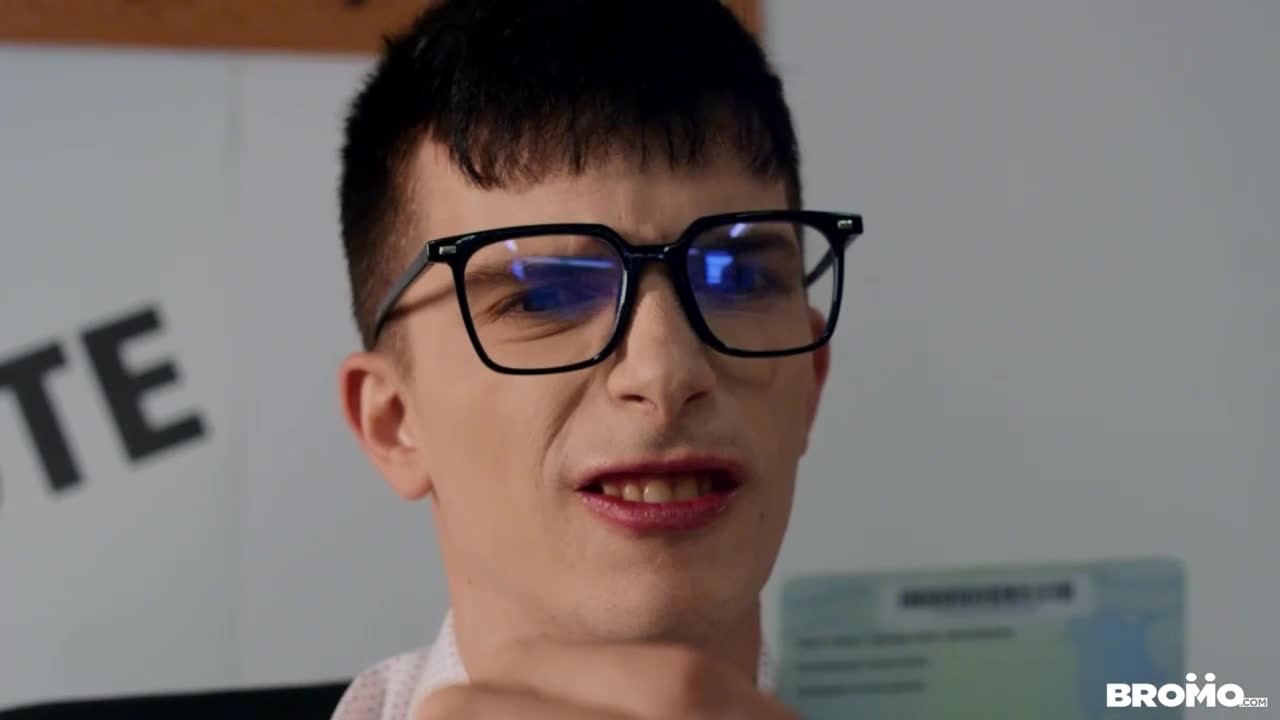 Nerdy Twink Sucks Tattooed Flasher`s Huge Cock