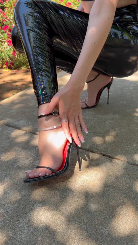 Unreal hot heels, so thin laces makes my feet full visible 😍 But latex pants are like a cherry on the cake 🥰