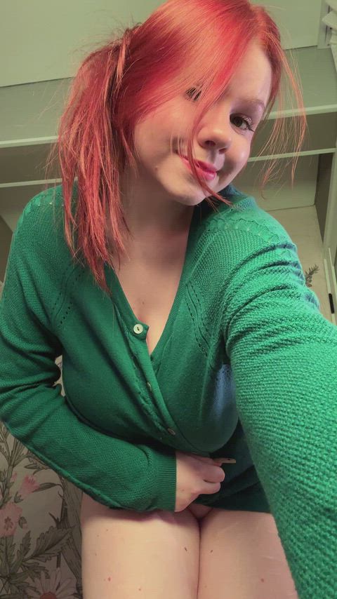 Curves don’t hide a redhead’s beauty, they flex it