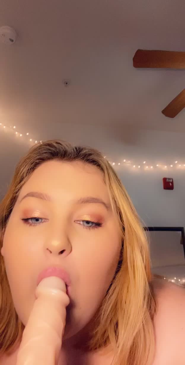 really wish I was sucking your cock right now😋🙈