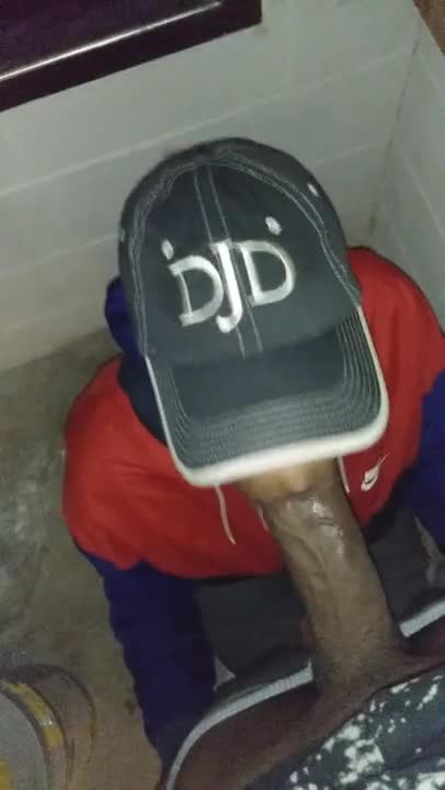 Hotel maid sucking dick in hotel