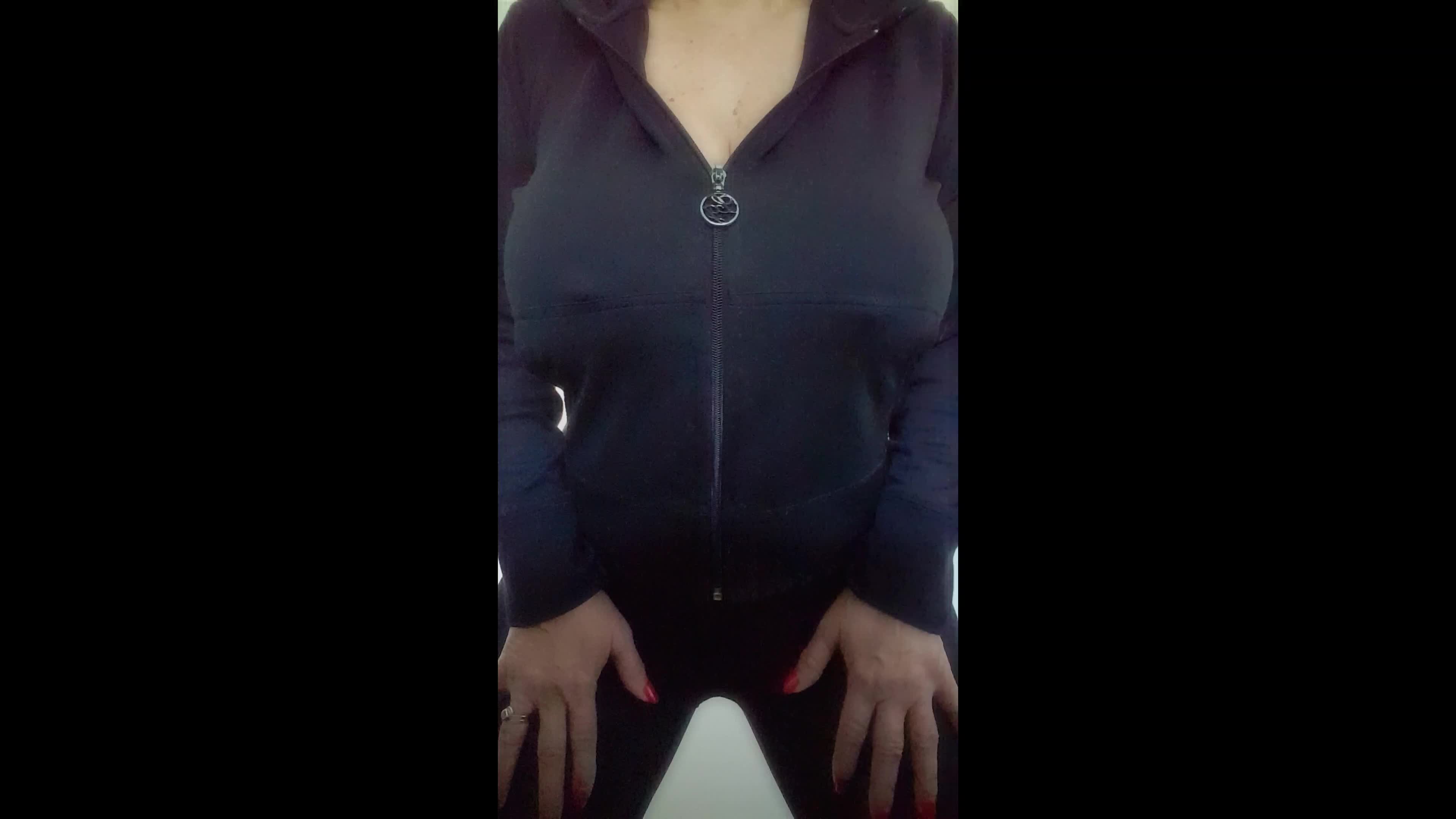 In the bathroom doing a jacket Titty Drop 💞 xx 55yo  🇦🇺