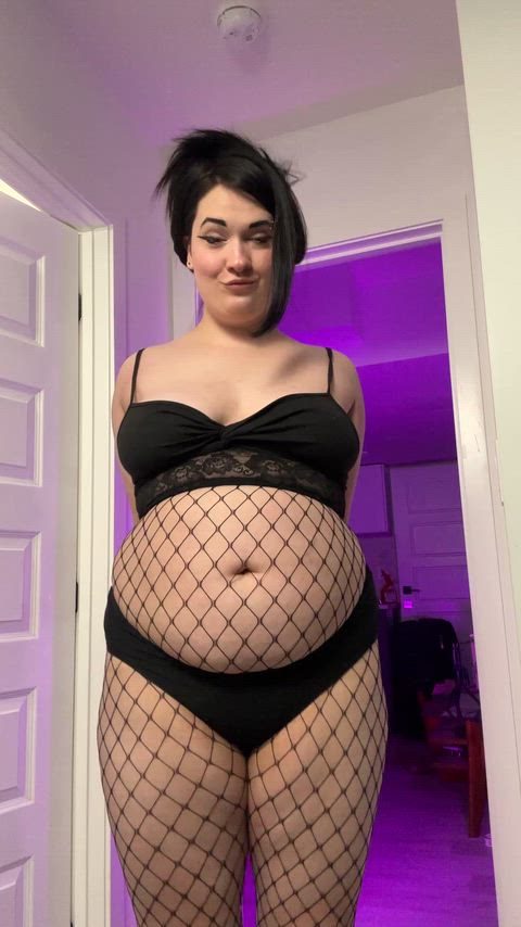 Tall goth with a big belly