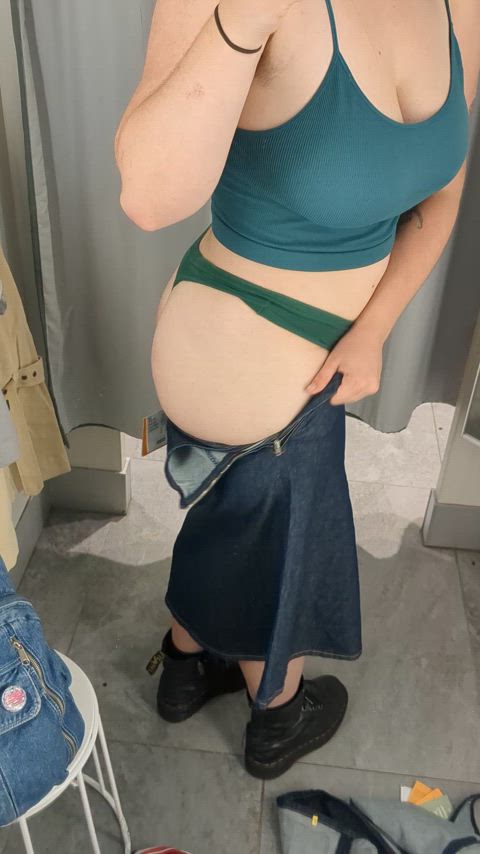 trying on clothes is a struggle with all this ass 😅