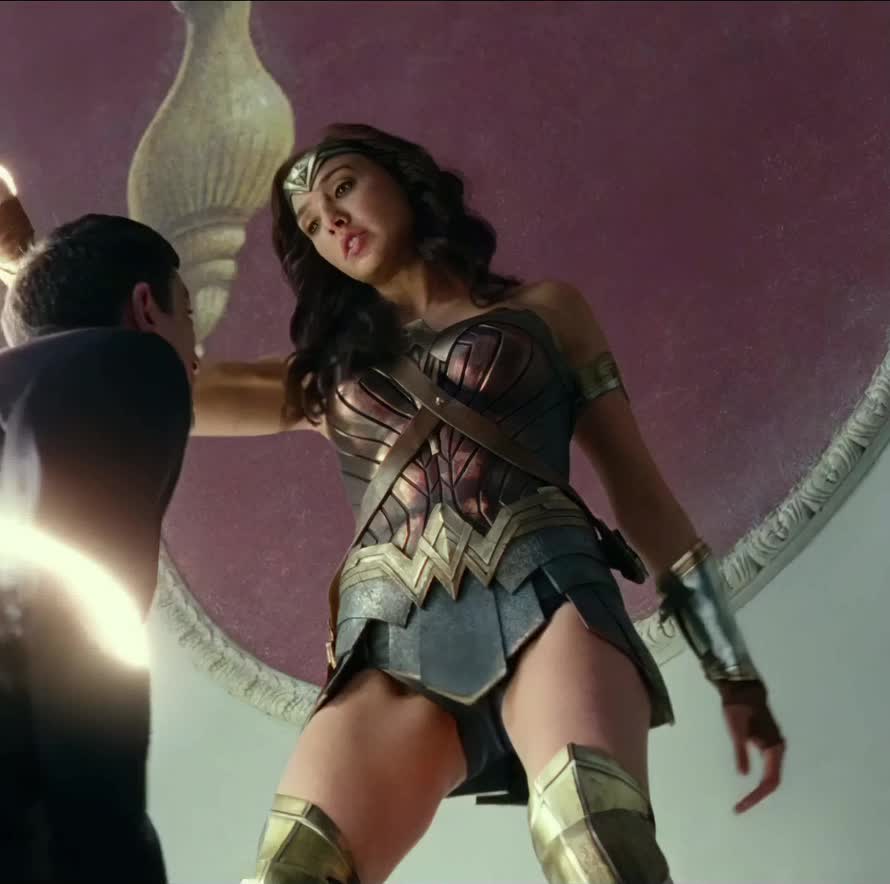 Gal Gadot upskirt plot in 