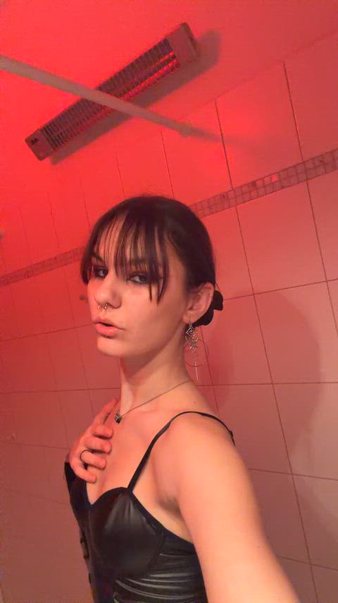 Red lights really turn me on 🌹