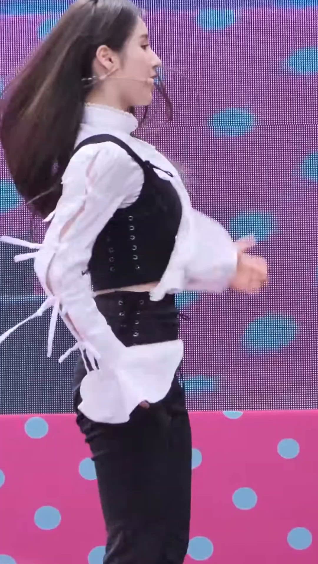 HeeJin | LOONA