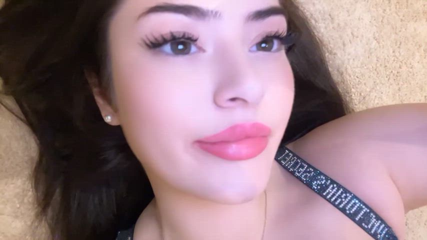 Würdest du mich auf dem Teppich meiner Eltern ficken?