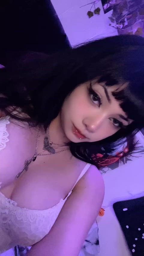 Você precisa de uma garota má com peitos bonitos