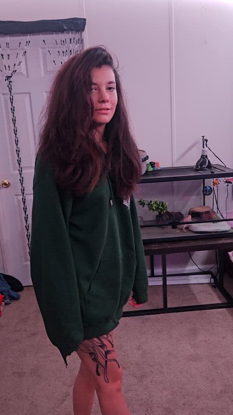I was told by the hubs that I had to show off my fit for the HAW so here's my cozy self 😂