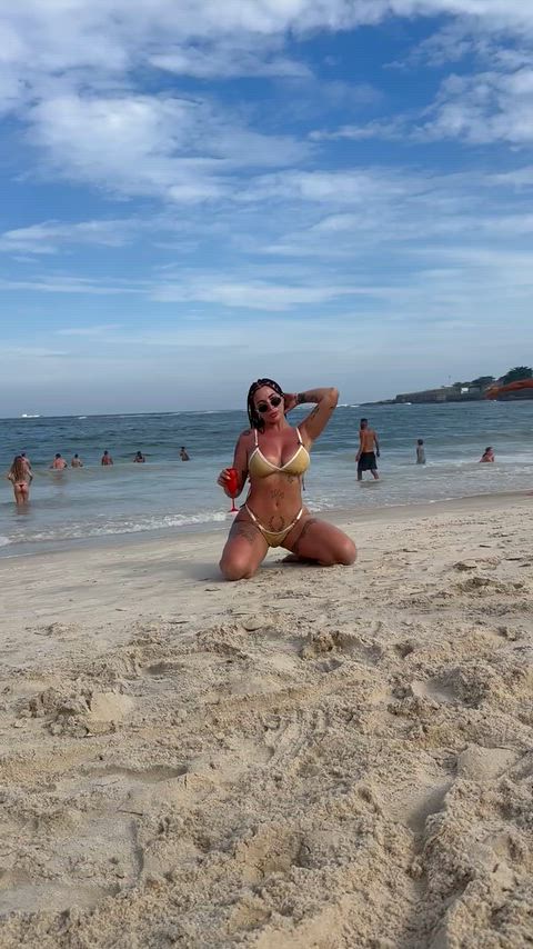 Bikini, sol y arena…