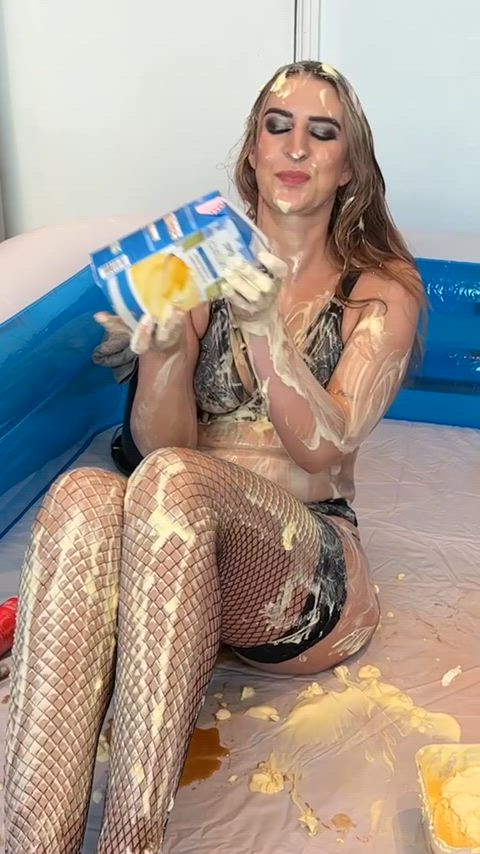 Having fun with custard 😜🫟