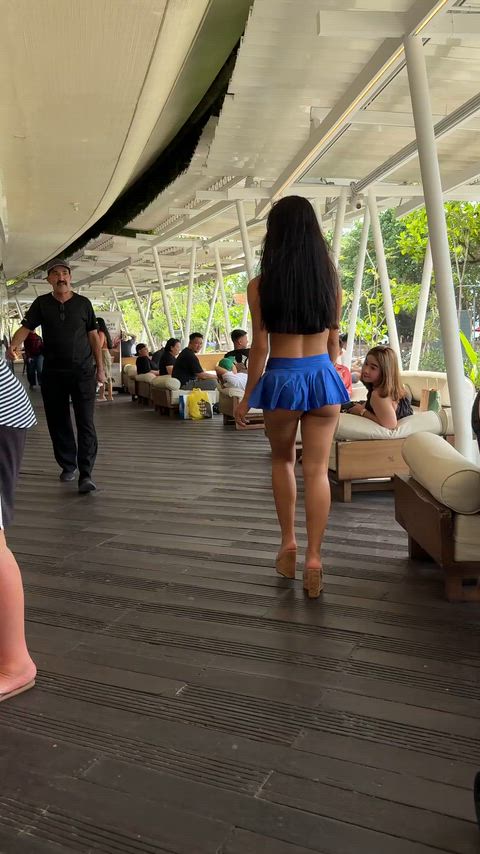 Would you notice a Persian hottie passing by?