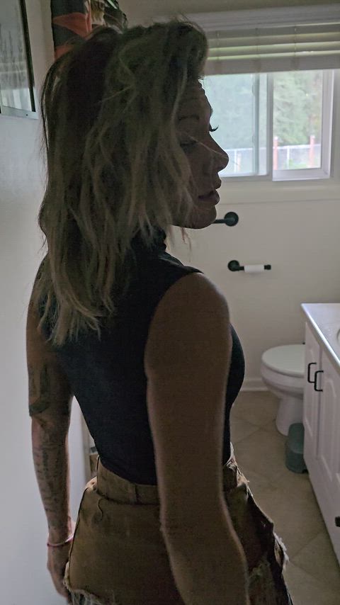 Upskirt Tease thumbnail