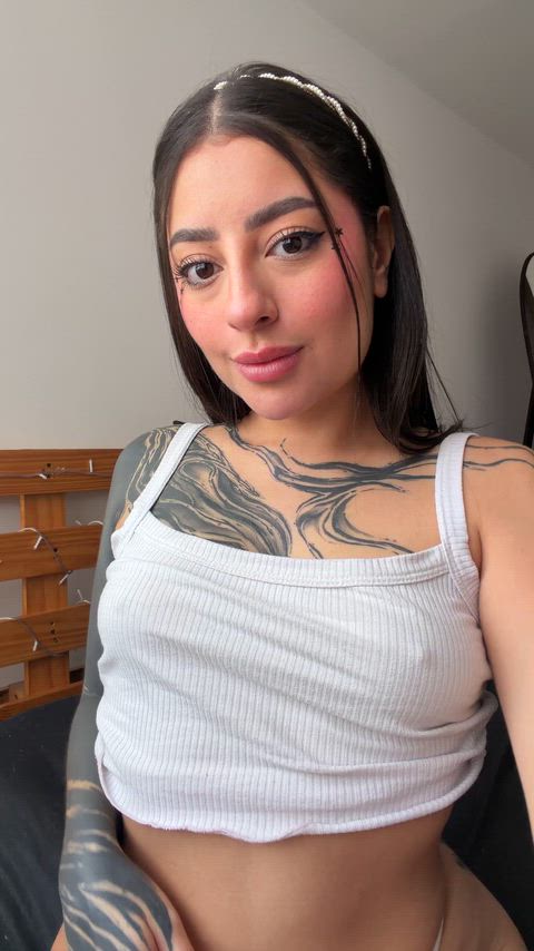 Estoy tan cachonda que podría explotar si alguien no me llena