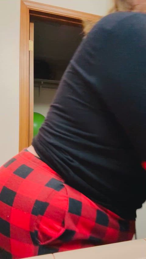 Your Bossy MILF’s Farting Cheeks Just Let One RIP… Now Get Over Here & Inhale Every Last One, My Favorite Boy-Toy 🔥