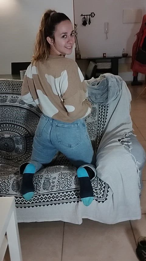 Your 28F yo teacher booty reveal