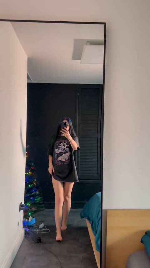 Who here enjoys kissing flat chests?