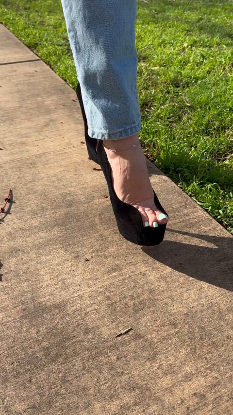 My heels catch all views 😍...and so do my curves, so let's see if they can catch you too 😈👠