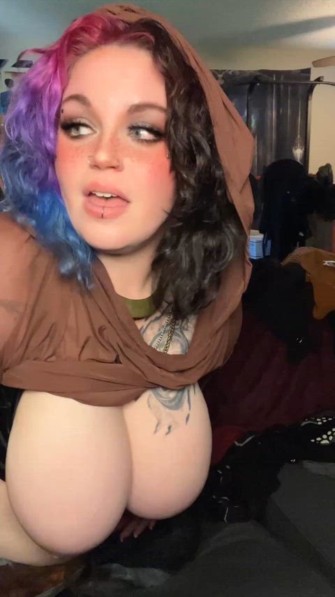 The most perfectly round, *juiciest* giant peach you’ve ever eaten;)