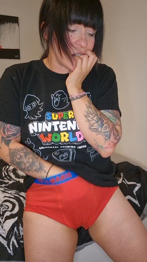 Nerdy girls can also squirt