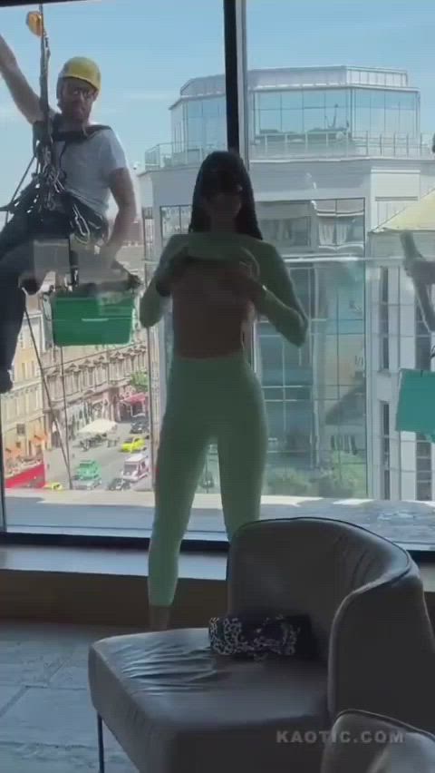 Window cleaner witnesses a scene that is too erotic lol