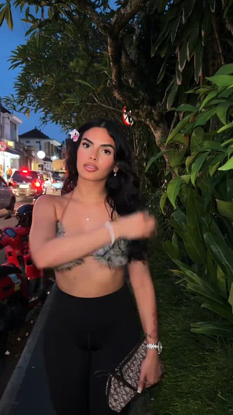 Bhadd ass bitchh put some respect on her name.