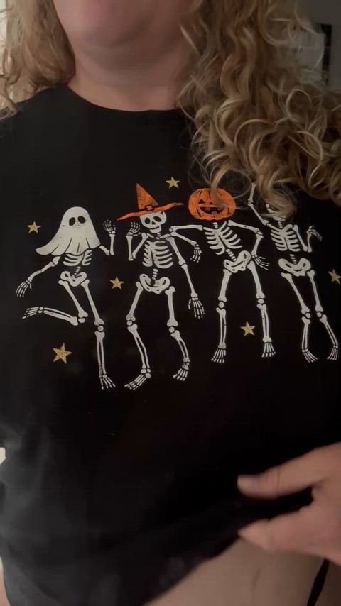 Ring my doorbell and open up for a treat 🎃