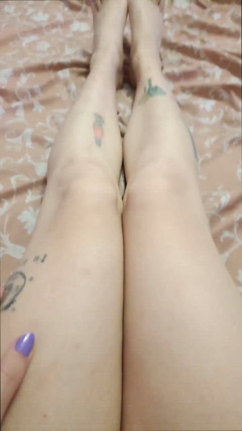 I have a birthmark on my foot (this little pink spot), isn't it cute?... By the way, since some followers always ask me for something with feet, I made this little video 😝