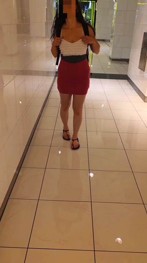 Little titties flashing at the mall