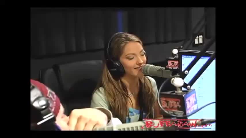 Jenna does JOI on the phone.