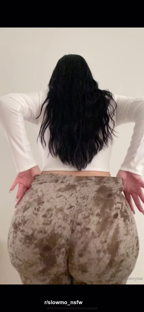 That ass is hugeeeeeeeeeeeeeeeeee 😳🥵🥵