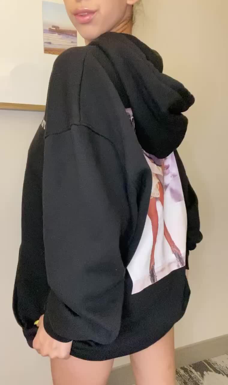 I love wearing over sized hoodies😏