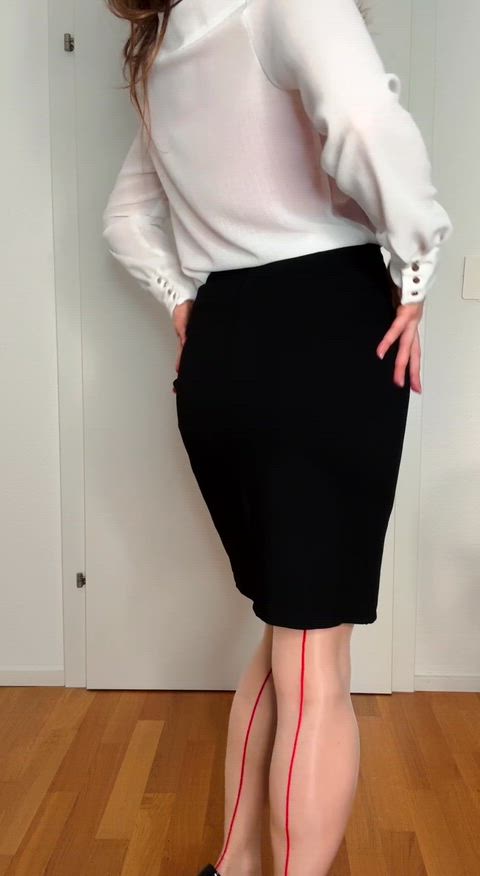 Forgot to show you the front side of my pencil skirt😉