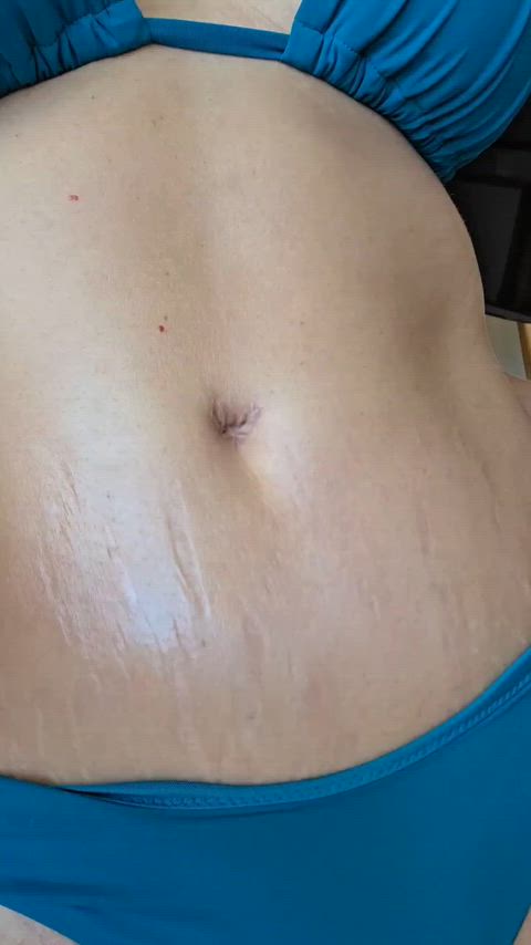 Real summer body, stretch marks and all. Feeling good lately 🔥 thumbnail
