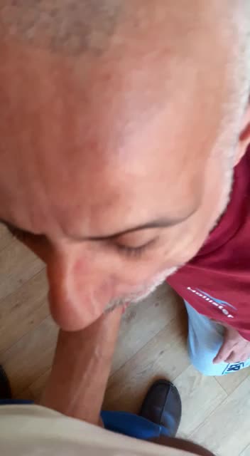 Hot impromptu kitchen blowjob from the husband 😛😛