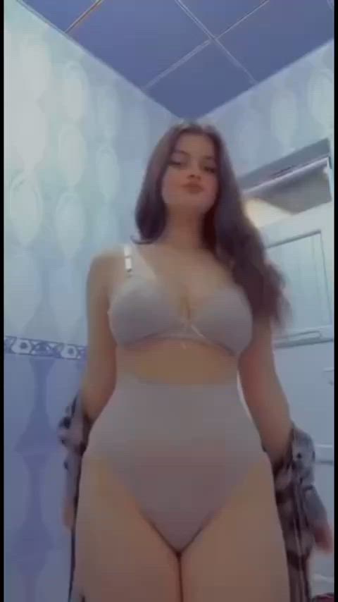 Beautiful Delhi NRI desi Girl Nude In Bathroom MMS