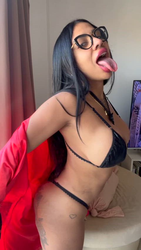 Voy a recorrer tu cuerpo por completo con mi lengua! Tu me dirás por dónde quieres que empiece
