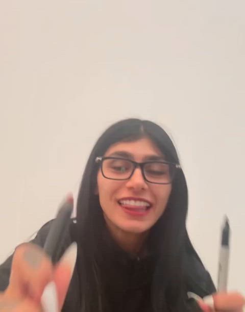 Mia Khalifa wears lipstick on Vyraoworld IG: October 26