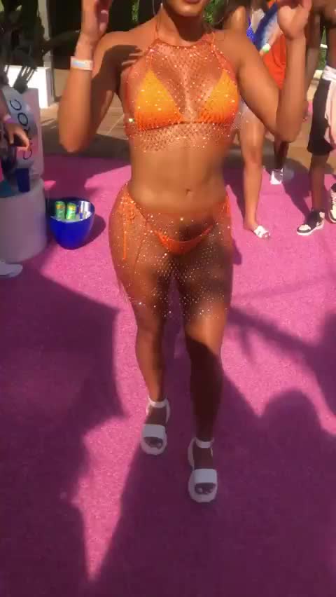 so damn sexy and feeling it too! wow.