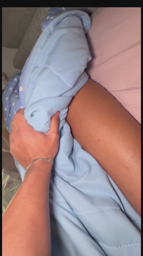 Asked my roommate to wake me up early. Didn't expect this kinda alarm, not complaining tho😏