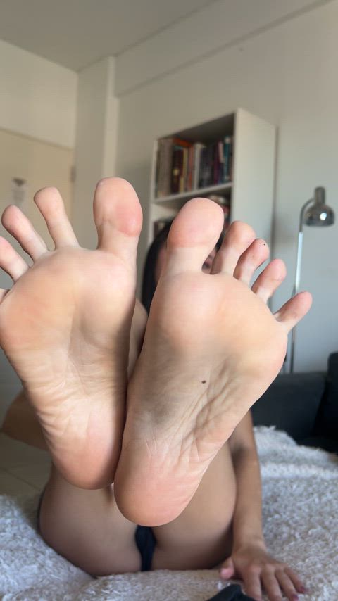 Talk with my soles, with your tongue