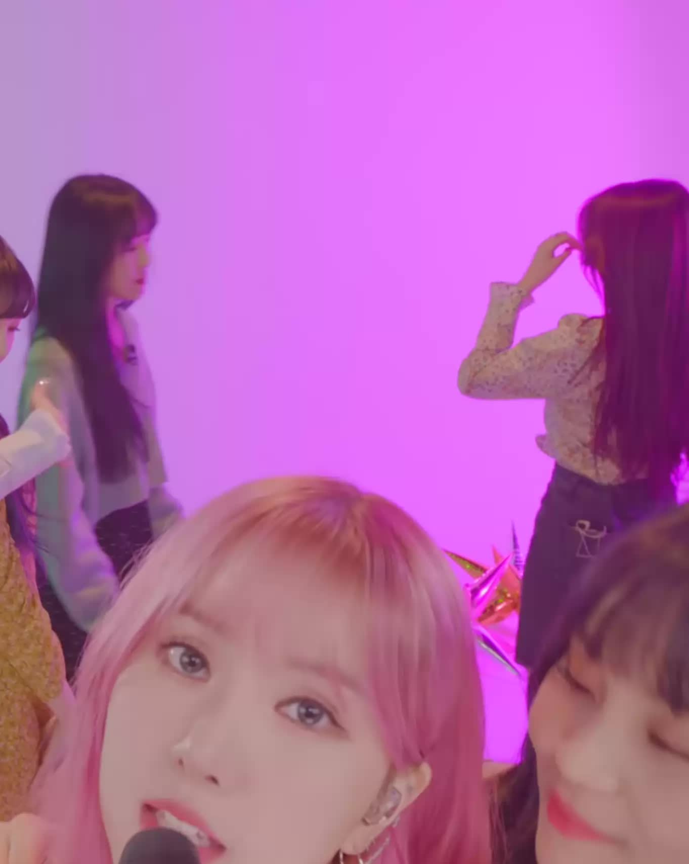 Gfriend Sowon feeling up Yuju!