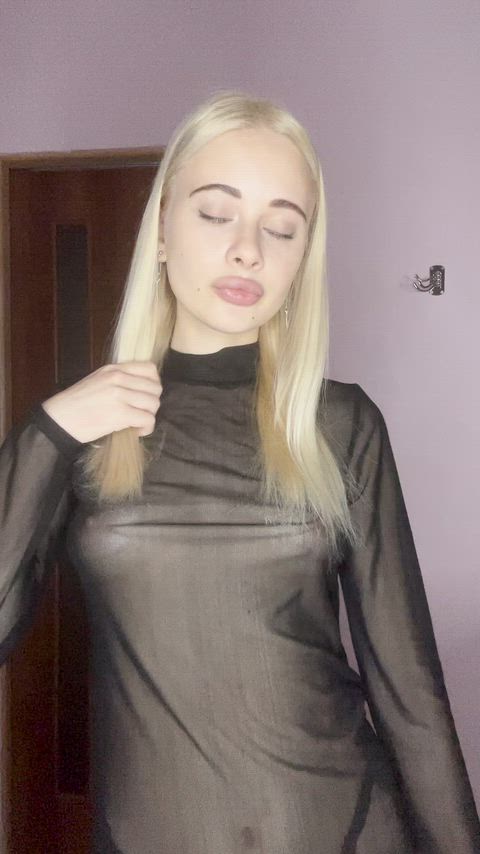 Helping my wife Kathy cum by running a dildo in and out of her as she uses her Mini Hatachie on her clit. After cumming we show off her soaking wet hole.