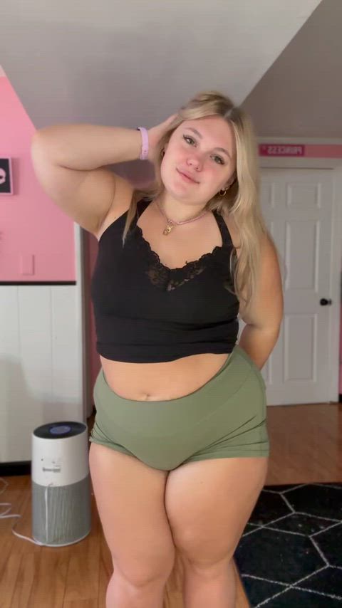 Drop a ❤️ if you love chubby women