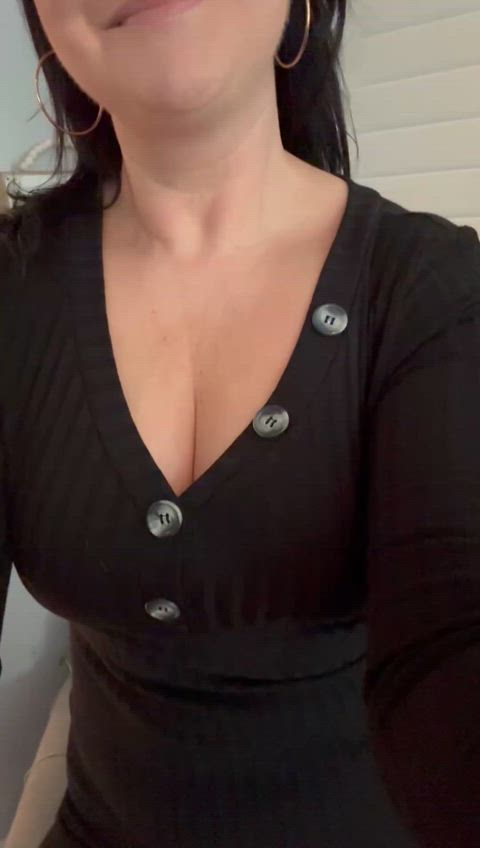 A cute dress and a cute plug. Perfect combo for a dinner date out.