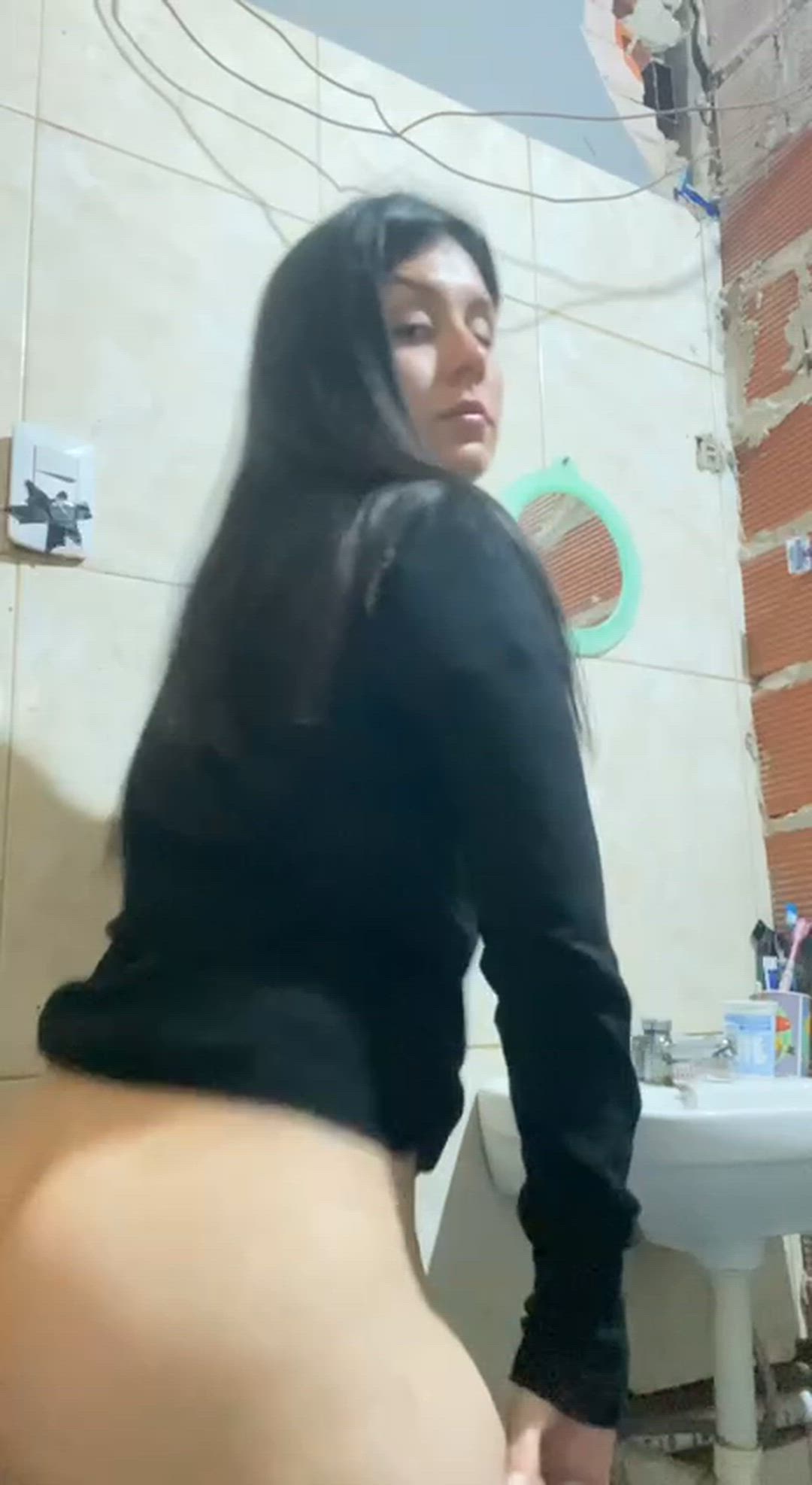 Uffff twerking ,shaking your ass for old people