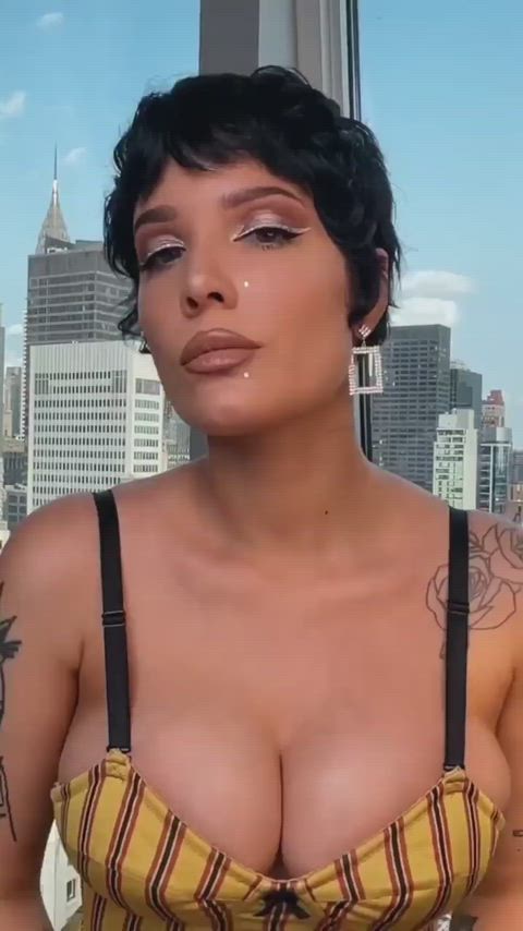 Halsey (American singer)