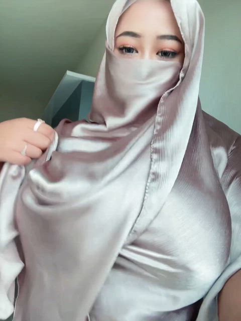 Reveal from a Hijab girl using her scarf