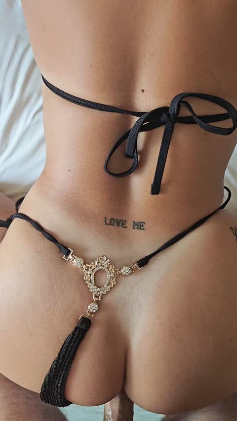 Er verliert jedes Mal die Kontrolle, wenn ich meine Hüften so nach hinten schiebe.